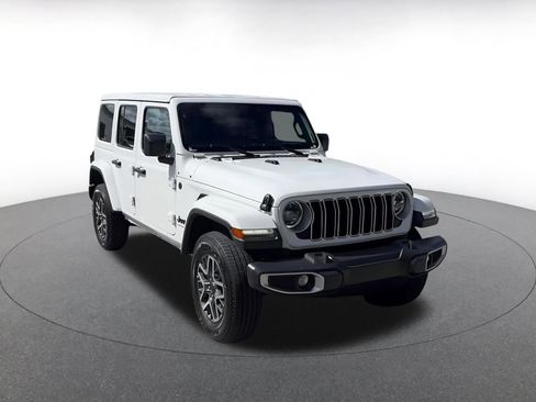Used 2025 Jeep Wrangler Sahara image 2