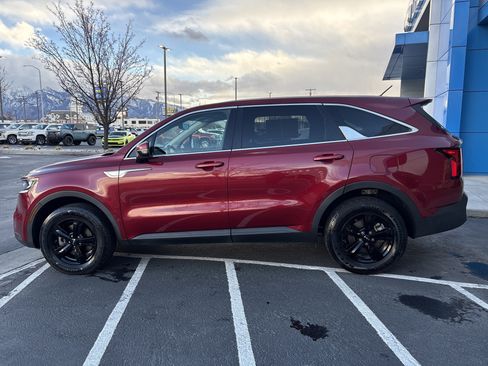 Used 2022 Kia Sorento LX image 2