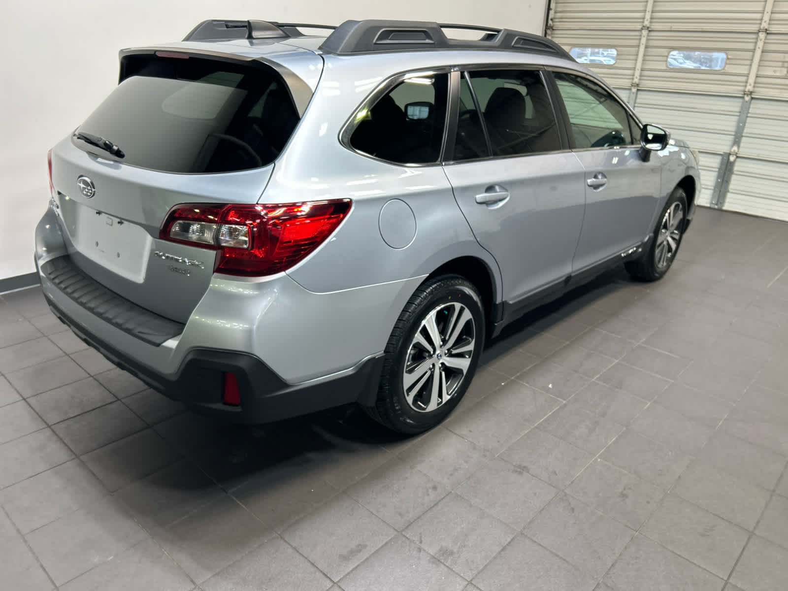 Used 2019 Subaru Outback 3.6R Limited w/ Popular Package #2 AWD/4WD image 3