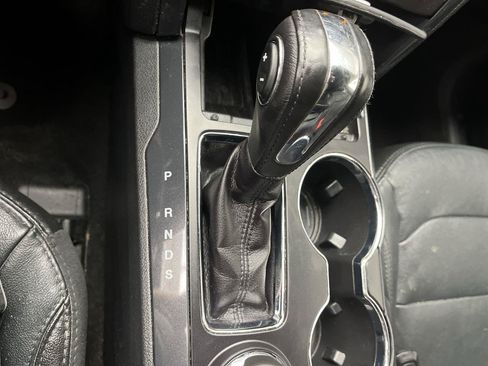 Used 2018 Ford Explorer XLT w/ Equipment Group 202A AWD/4WD image 33