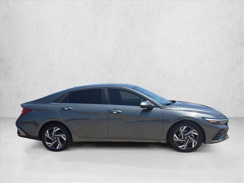 Used 2025 Hyundai Elantra SEL FWD image 4