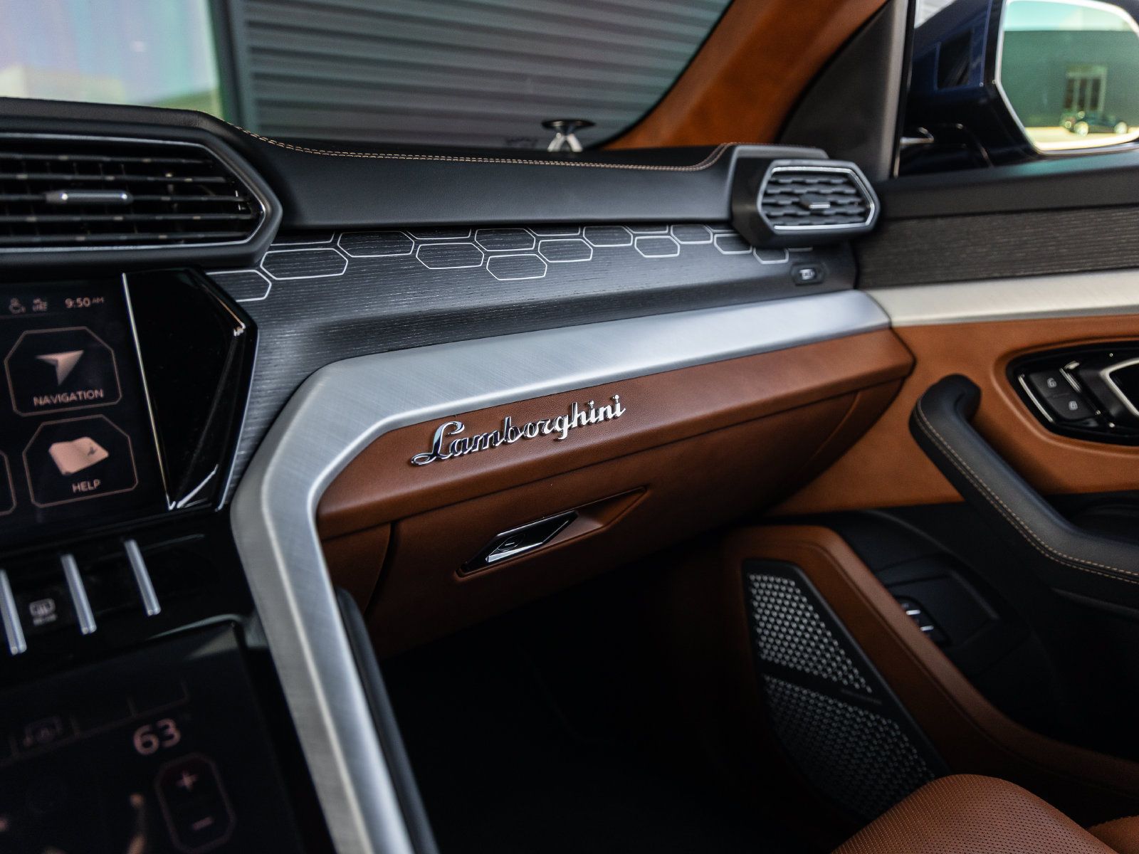 Used 2021 Lamborghini Urus AWD/4WD image 36