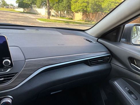 Used 2025 Nissan Altima 2.5 SV FWD image 30