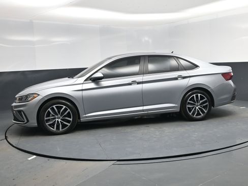 Used 2025 Volkswagen Jetta SE image 3