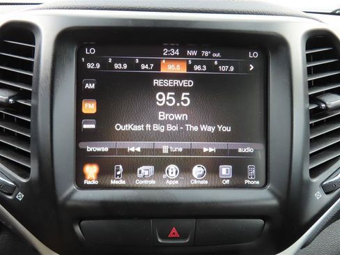 Used 2018 Jeep Cherokee Latitude Plus w/ Comfort/Convenience Group FWD image 23
