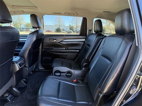 Used 2019 Toyota Highlander XLE image 29