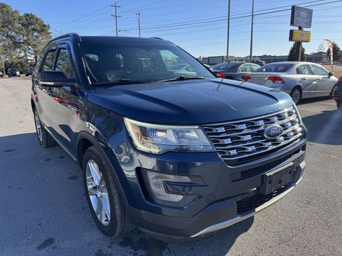 Used 2017 Ford Explorer XLT w/ Equipment Group 202A AWD/4WD image 4