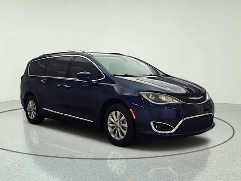 Used 2018 Chrysler Pacifica Touring-L Plus FWD image 8