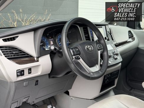 Used 2017 Toyota Sienna XLE image 31
