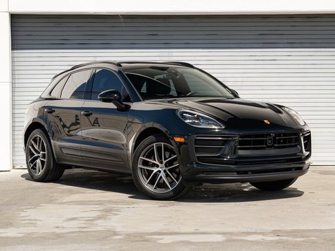 Certified 2024 Porsche Macan AWD/4WD image 33