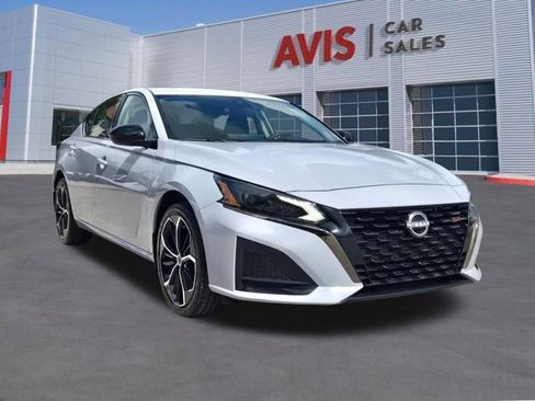 Used 2025 Nissan Altima 2.5 SR w/ SR Premium Package AWD/4WD image 3