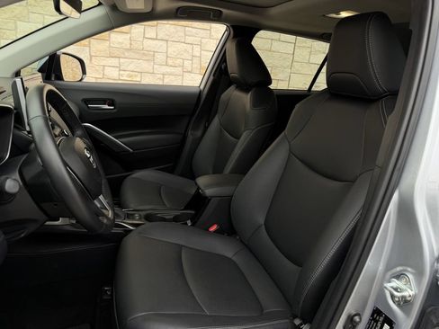 Used 2022 Toyota Corolla Cross XLE w/ Convenience Package FWD image 26