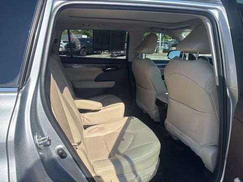 Used 2020 Toyota Highlander Platinum FWD image 16