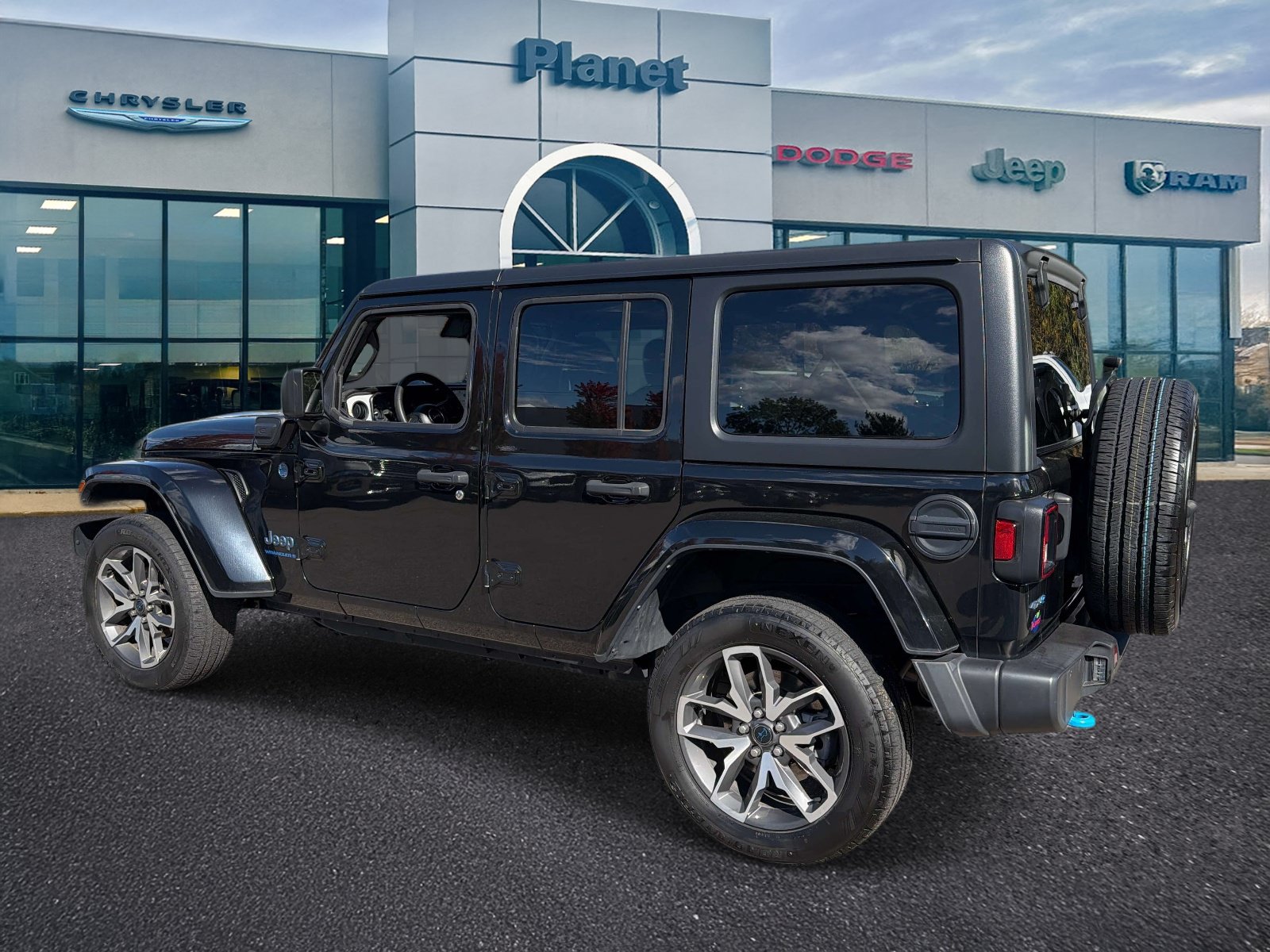 Used 2024 Jeep Wrangler Unlimited w/ Convenience Group AWD/4WD image 3
