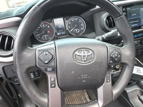 Used 2022 Toyota Tacoma TRD Off-Road w/ TRD Premium Off Road Package AWD/4WD image 5