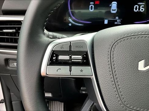 Used 2025 Kia Telluride S FWD image 11