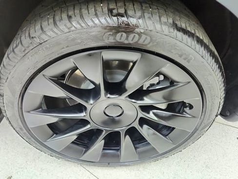 Used 2022 Tesla Model Y Long Range image 58