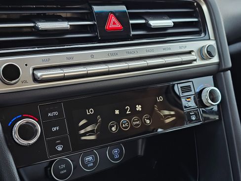 Used 2025 Genesis G70 2.5T image 37