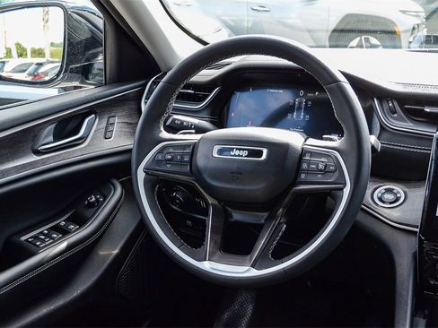 Used 2023 Jeep Grand Cherokee Limited w/ Luxury Tech Group II image 16