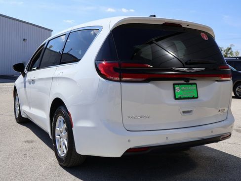 New 2026 Chrysler Pacifica Select image 3