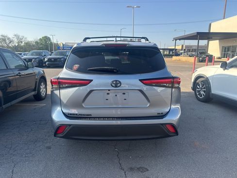 Used 2023 Toyota Highlander XLE image 3