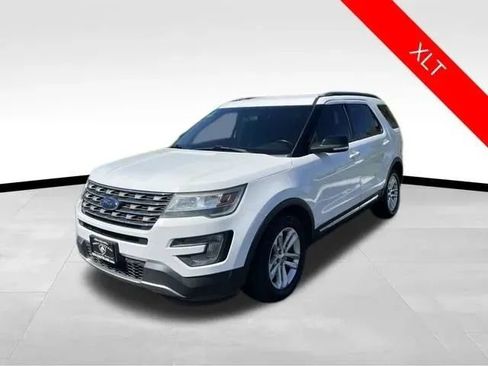 Used 2017 Ford Explorer XLT FWD image 3