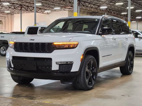 Used 2024 Jeep Grand Cherokee L Limited w/ Black Appearance Package AWD/4WD image 4