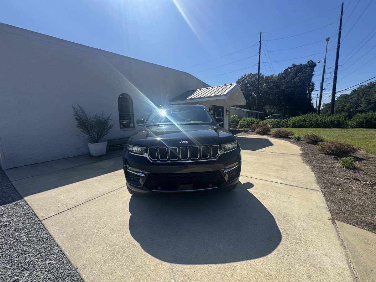 Used 2025 Jeep Grand Cherokee Limited w/ Luxury Tech Group II AWD/4WD image 3