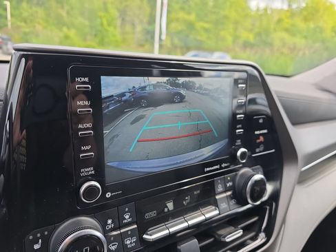 Used 2022 Toyota Highlander XLE AWD/4WD image 18