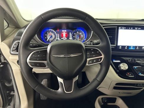 Used 2023 Chrysler Pacifica Touring-L image 14