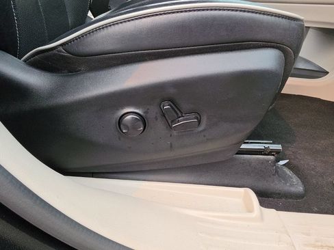 Used 2023 Chrysler Pacifica Limited FWD image 28