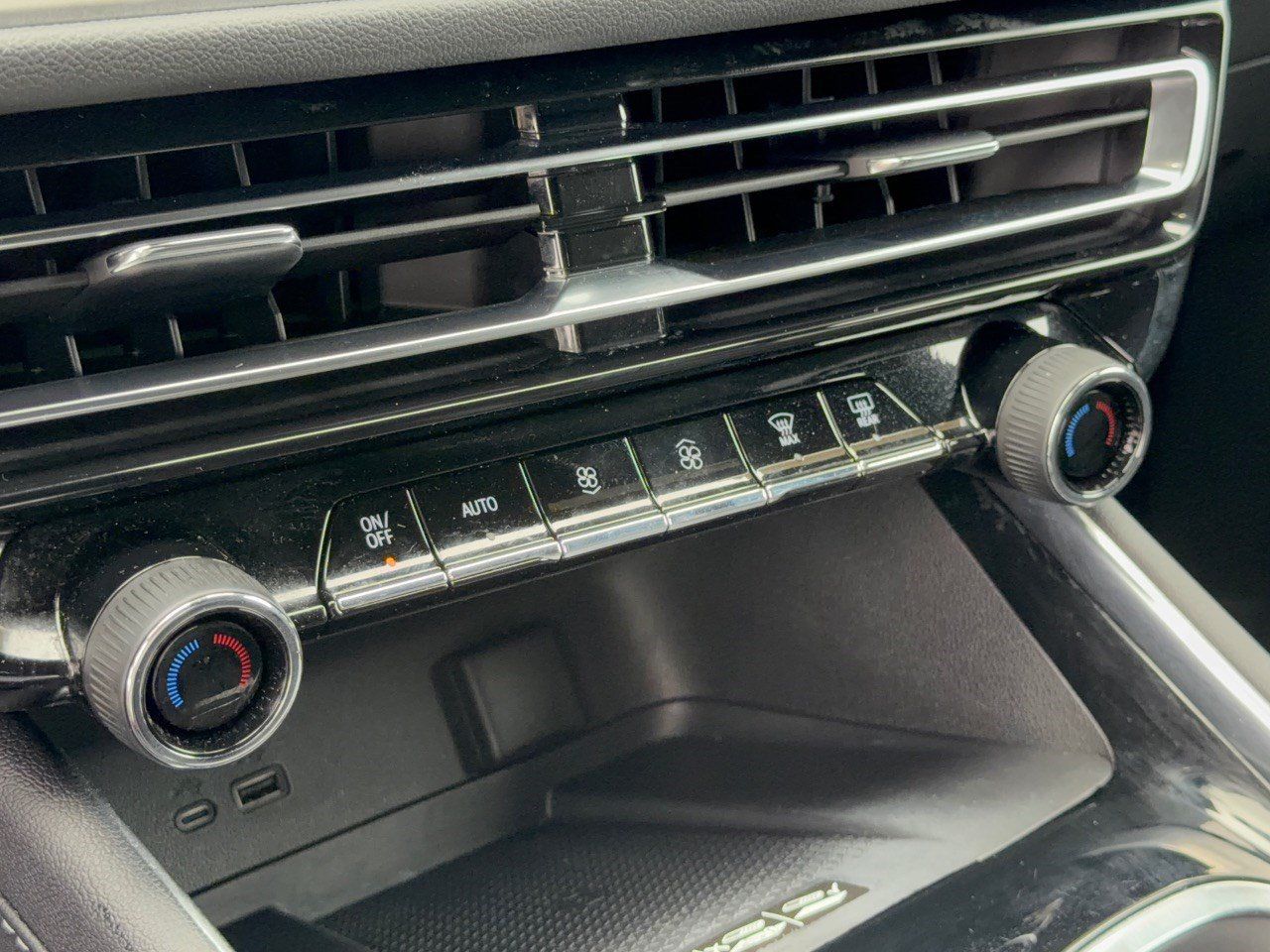 Used 2025 Chevrolet Traverse LT w/ LPO, Floor Liner Package FWD image 22