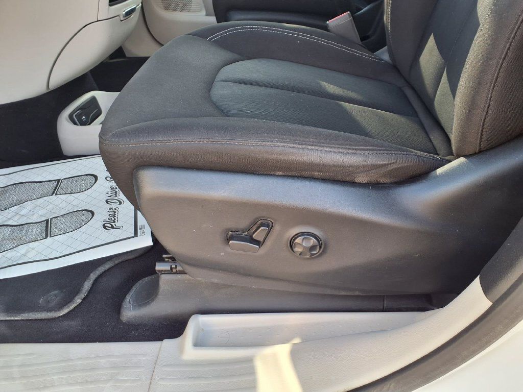 Used 2022 Chrysler Voyager LX FWD image 16