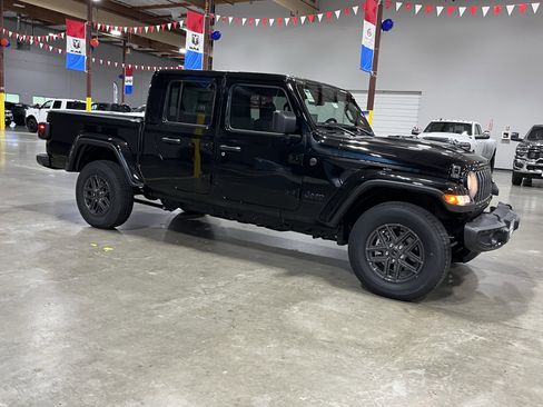 New 2025 Jeep Gladiator Sport AWD/4WD image 7