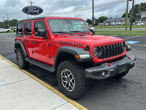 Used 2024 Jeep Wrangler Unlimited Rubicon w/ Convenience Group AWD/4WD image 3