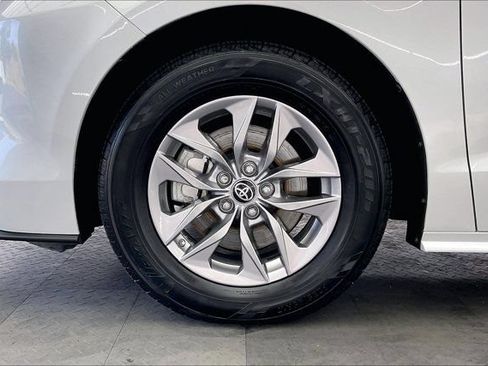 Used 2022 Toyota Sienna XLE w/ XLE Plus Package FWD image 8