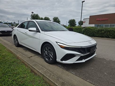 Used 2024 Hyundai Elantra SEL FWD image 2