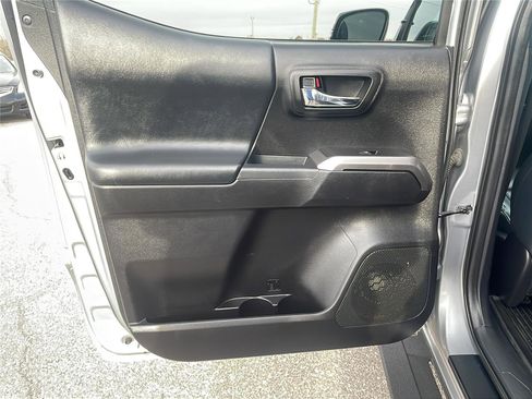 Used 2019 Toyota Tacoma Limited image 17