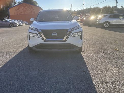 Used 2023 Nissan Rogue SV image 2