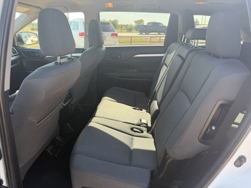 Used 2019 Toyota Highlander LE FWD image 12