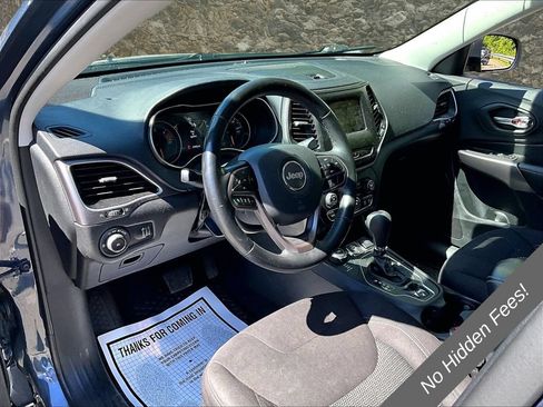 Used 2019 Jeep Cherokee Latitude w/ Cold Weather Group AWD/4WD image 12