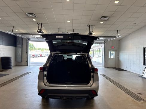 Used 2020 Toyota Highlander XLE FWD image 16