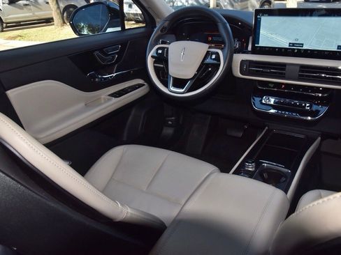 Certified 2025 Lincoln Corsair AWD w/ Equipment Group 101A image 15