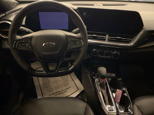 Used 2025 Chevrolet Trax RS w/ Sunroof Package FWD image 2