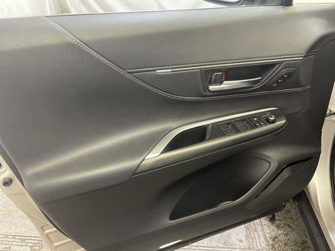 Used 2024 Toyota Venza XLE image 13