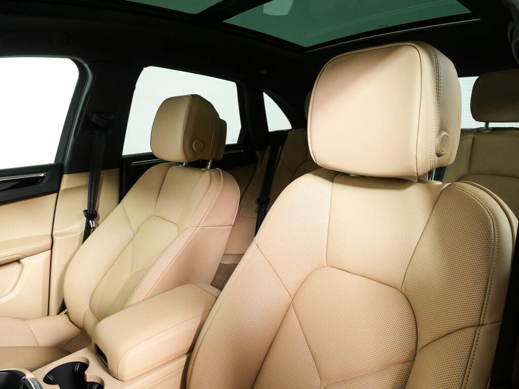 Certified 2026 Porsche Macan AWD/4WD image 5
