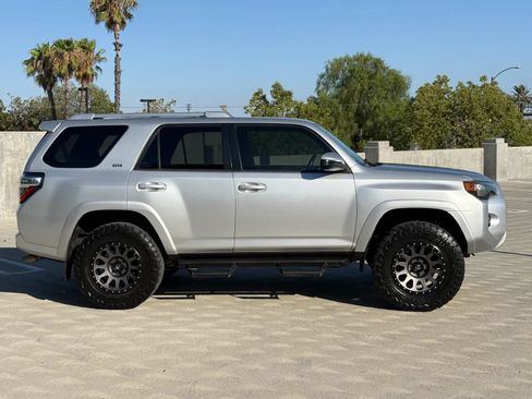 Used 2018 Toyota 4Runner SR5 AWD/4WD image 6