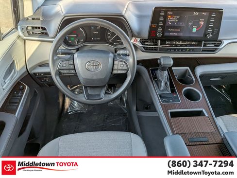 Used 2024 Toyota Sienna LE image 31