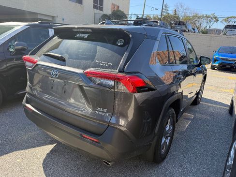 Used 2022 Toyota RAV4 XLE w/ Convenience Package image 4