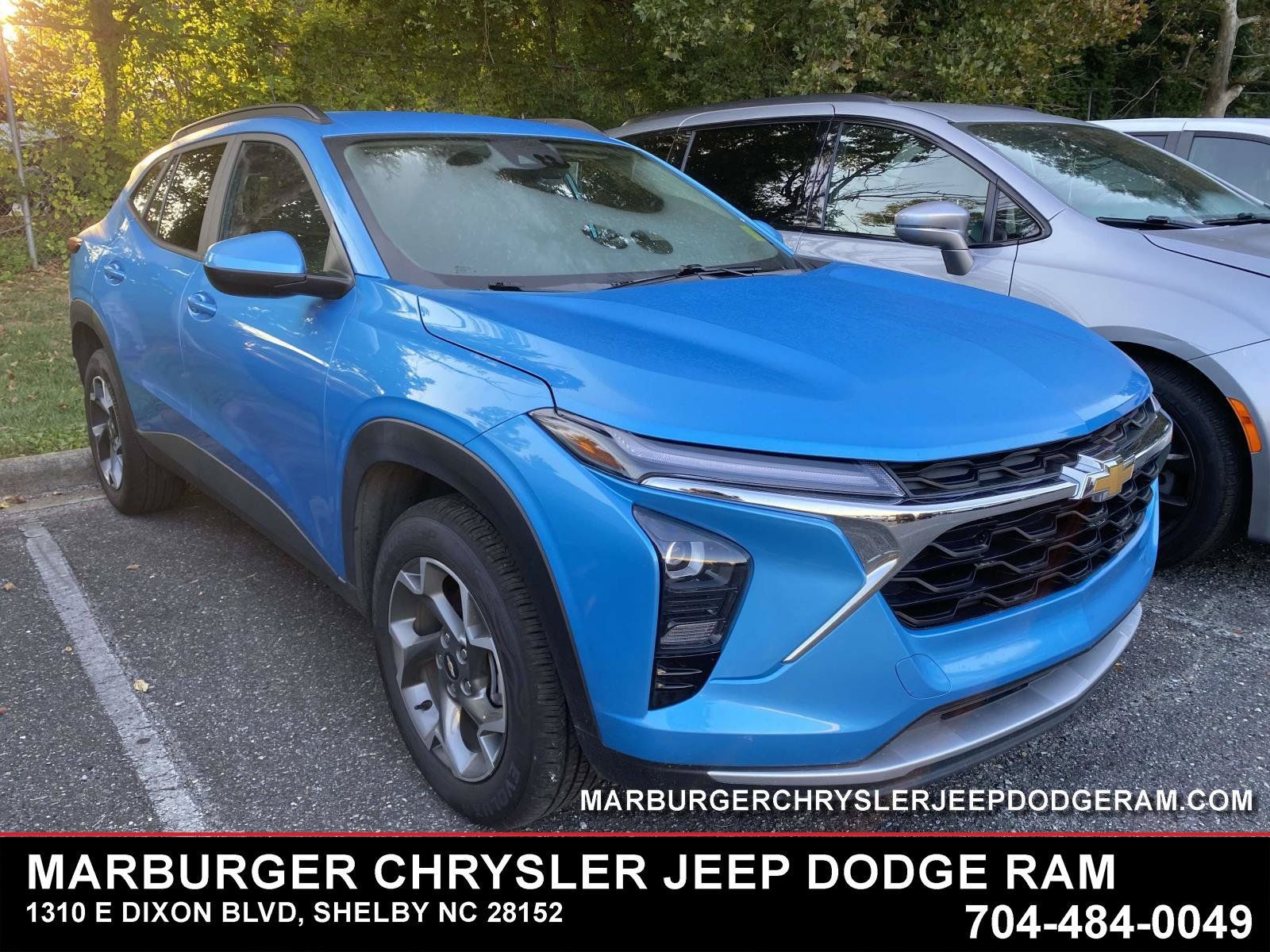 Used 2025 Chevrolet Trax LT FWD image 1